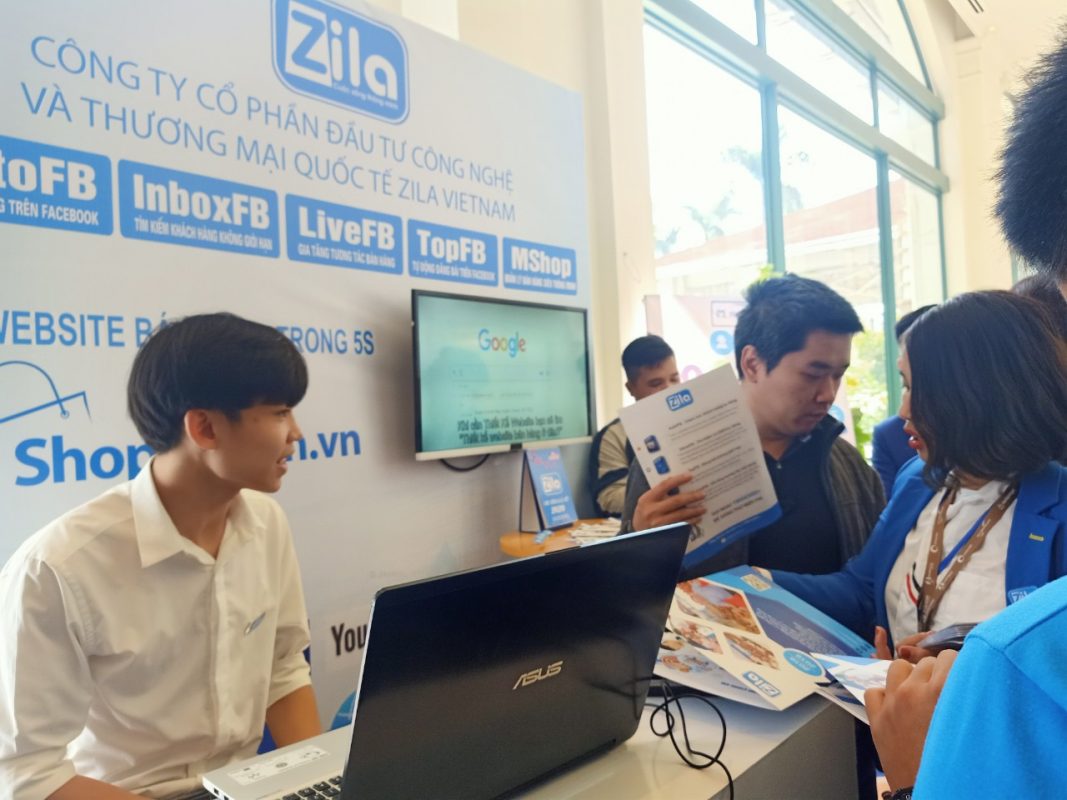 Một chuyên gia trong lĩnh vực Digital Marketing tham quan gian hàng của Zila Vietnam