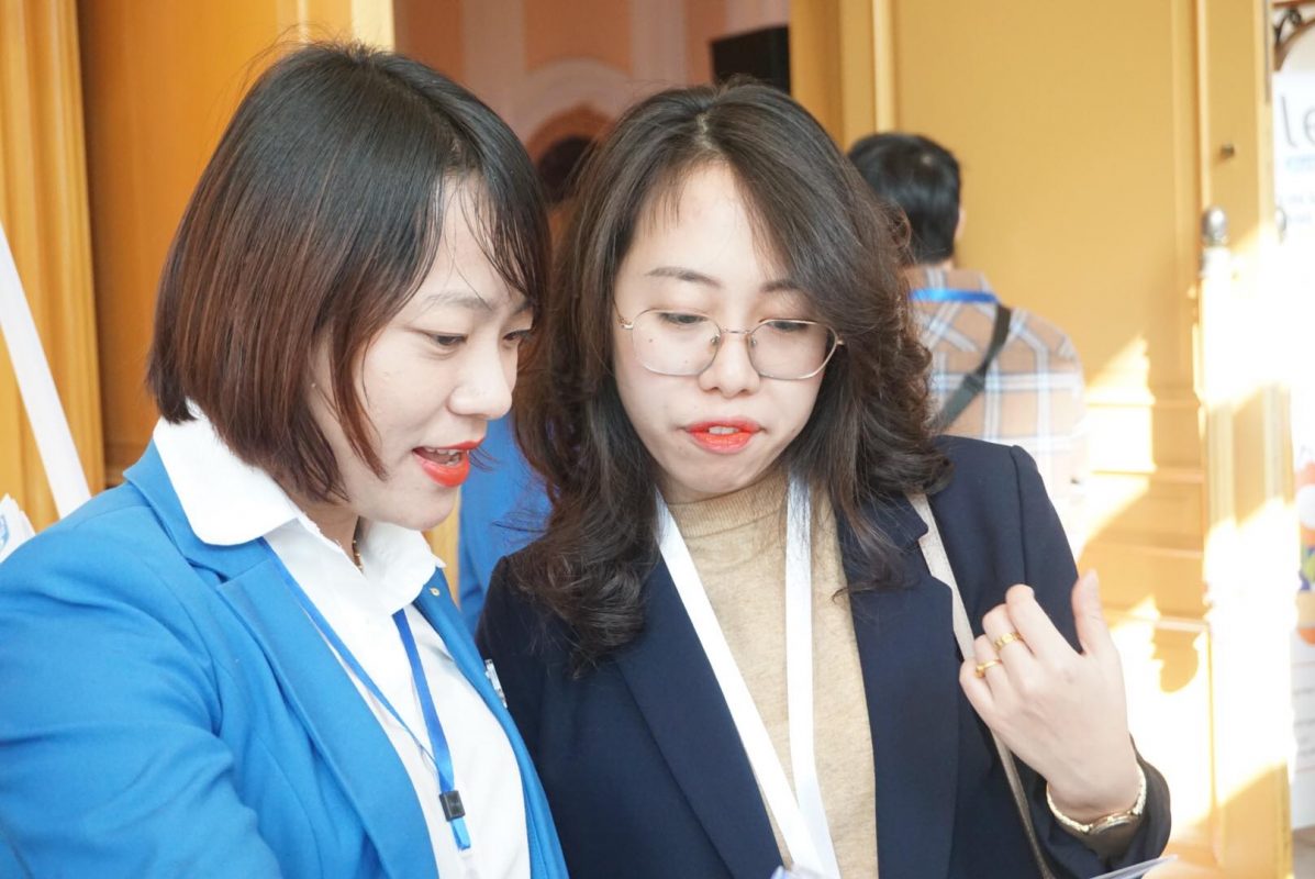 Khách hàng tỏ ra hào hứng khi được hỗ trợ rất nhiệt tình