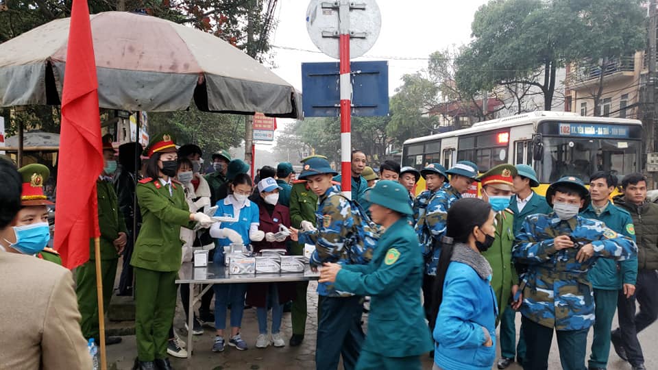 Tặng khẩu trang cho các tân Binh