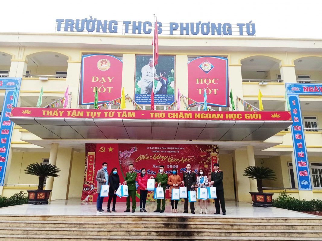 Tặng khẩu trang cho thầy và trò trường THCS Phương Tú - Ứng Hòa