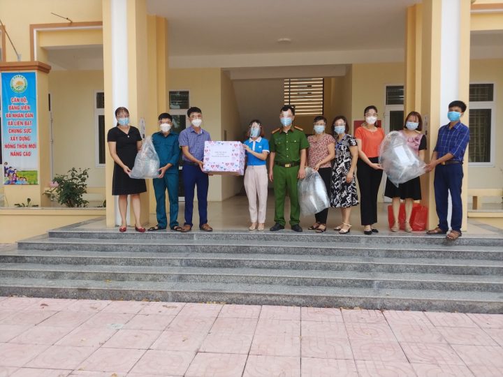 Zila Vietnam trao tặng kính chắn giọt bắn cho UBND xã Liên Bạt