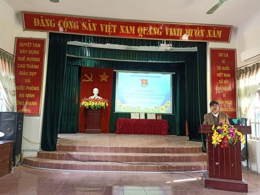 Ông Nguyễn Trọng Trung - Hiệu Trưởng trường Tiểu học Cao Thành cảm ơn các Mạnh Thường Quân và dặn dò các em học sinh