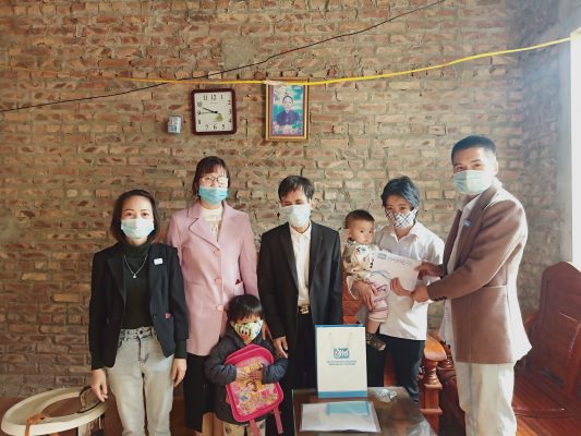 Quỹ Ánh Sáng Cho Em của Zila VietNam tặng quà con em Hội Người Mù huyện Ứng Hòa