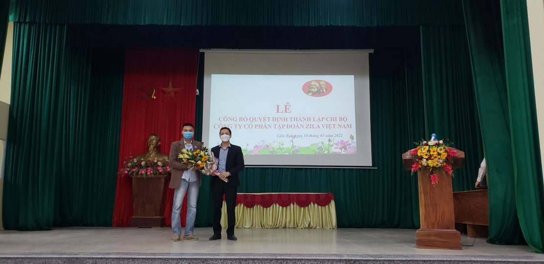 Đảng bộ xã Liên Bạt tặng hoa cho Chi bộ