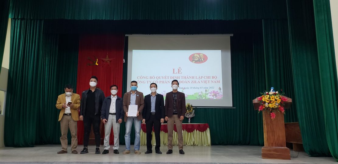 Đông chí Đặng Viết Tình trao quyết định thành lập chi bộ Công ty Zila Việt Nam