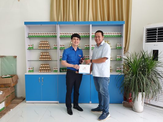 CEO Trần Nhật Minh tặng quà Đoàn đại biểu khách CEO Trần Nhật Minh tặng quà Đoàn đại biểu khách