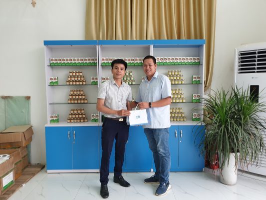 CEO Trần Nhật Minh tặng quà Đoàn đại biểu khách CEO Trần Nhật Minh tặng quà Đoàn đại biểu khách