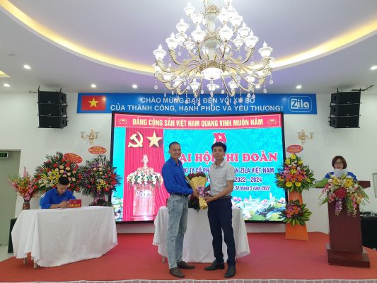 Đồng chí Bùi Văn Nghiêm tặng hoa cho Đoàn chủ tịch đại hội Đồng chí Bùi Văn Nghiêm tặng hoa cho Đoàn chủ tịch đại hội