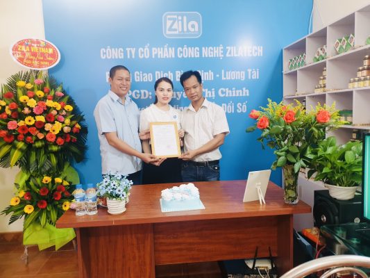 CEO Trần Nhật Minh – Nhà sáng lập Zila Vietnam trao quyết định bổ nhiệm trưởng phòng Giao dịch cho chị Nguyễn Thị Chinh