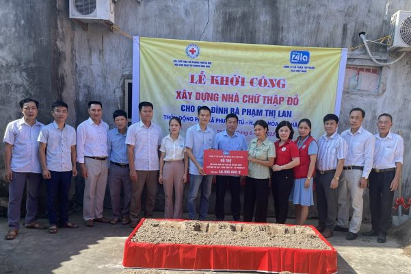 Đại diện công ty Zila Vietnam trao tặng tiền cho gia đình bà Phạm Thị Lan