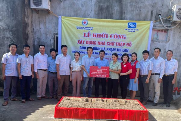 Đại diện công ty Zila Vietnam trao tặng 40.000.0000đ cho gia đình bà Phạm Thị Lan