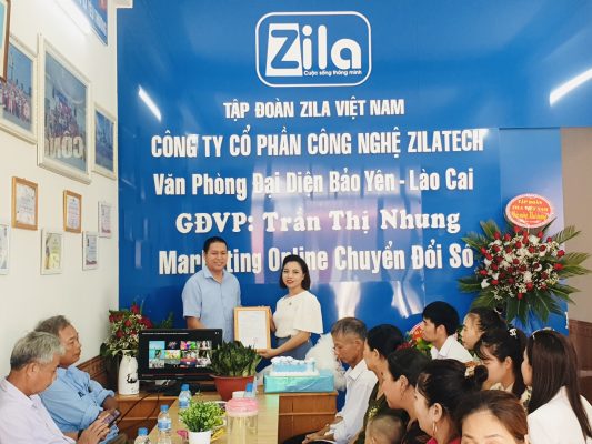 CEO Trần Nhật Minh trao quyết định giám đốc văn phòng đại diện Bảo Yên - Lào Cai cho chị Trần Thị Nhung