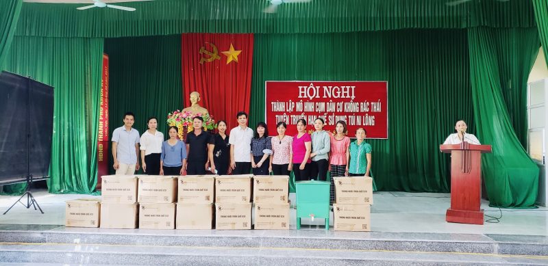 Công ty Zila Vietnam đã cùng Hội LHPN Huyện Ứng Hòa, LHPN Xã Viên Nội trao thùng ủ rác cho các hộ gia đình