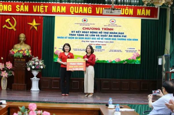 Bà Nguyễn Hải Lý - GĐ nhà máy nước Zila Water trao tặng 3600 suất cháo cho Hội Chữ Thập Đỏ huyện Ứng Hòa